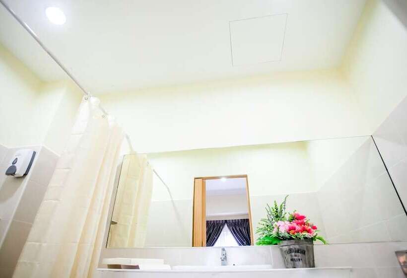 اتاق لوکس خانوادگی, Rj Hotel Kulai