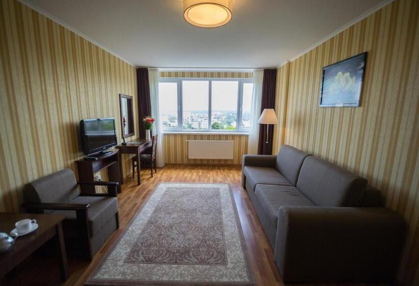 جناح جونيور, Lisova Pisnia Resort