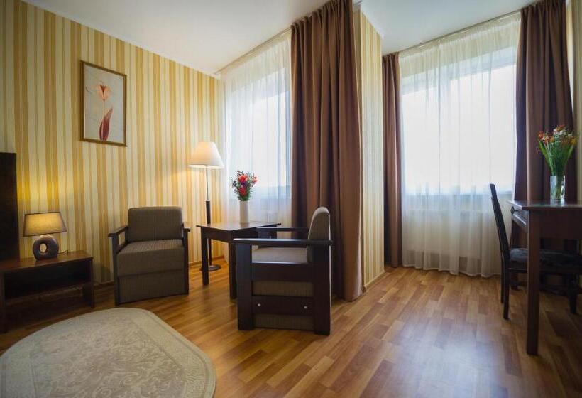 جناح جونيور, Lisova Pisnia Resort