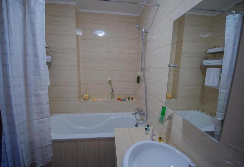 جناح جونيور, Lisova Pisnia Resort