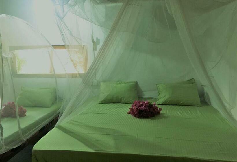 اتاق استاندارد سه نفره, Garden Cottage Arugambay