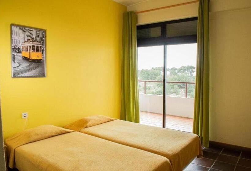 Трехместный Номер Базовый, Hi Almada  Pousada De Juventude