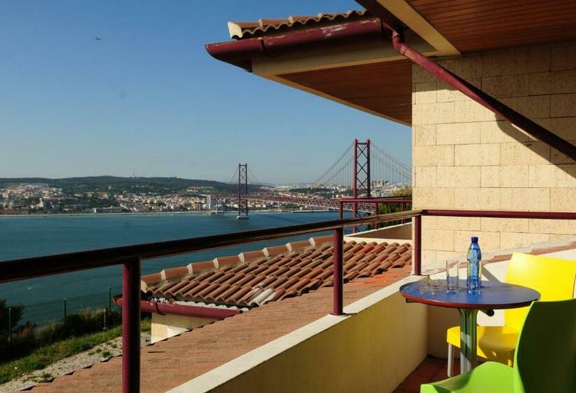 Номер Стандарт Адаптированный для Инвалидов, Hi Almada  Pousada De Juventude