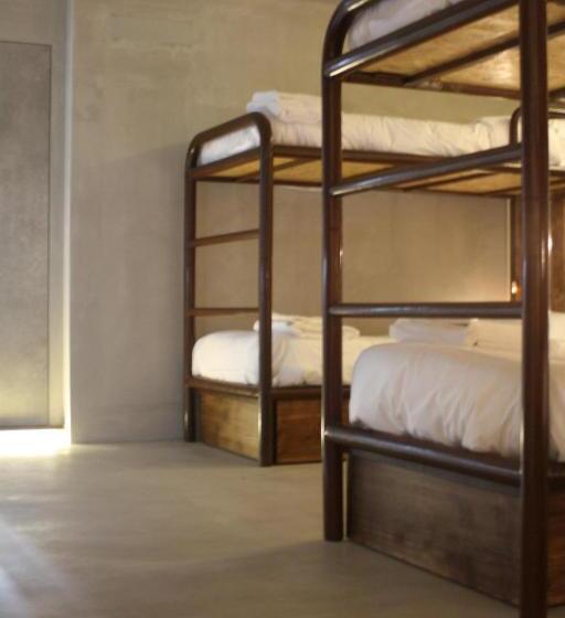 스탠다드 4인용 룸 공용 욕실, N1 Hostel Apartments And Suites