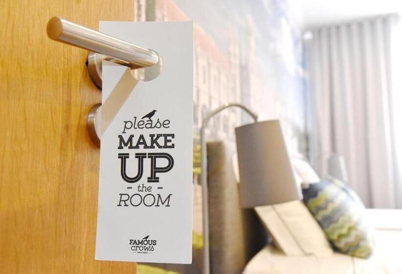 Quarto Estandar, Famous Crows Lisbon Suites