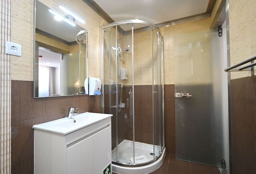 Quarto Estandar, Famous Crows Lisbon Suites