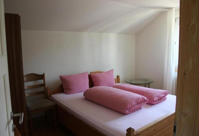 اتاق خانوادگی, Hirschen B&b