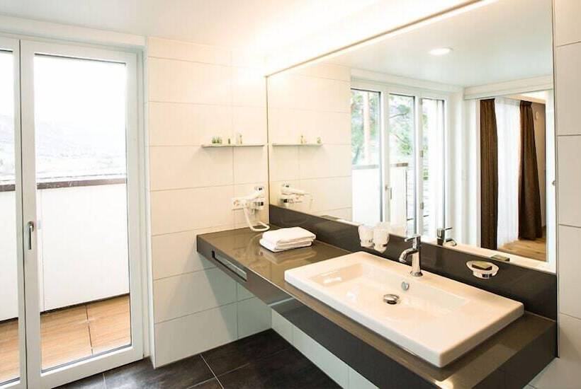 Номер Стандарт Вид на Озеро, Romantik Hotel Le Vignier