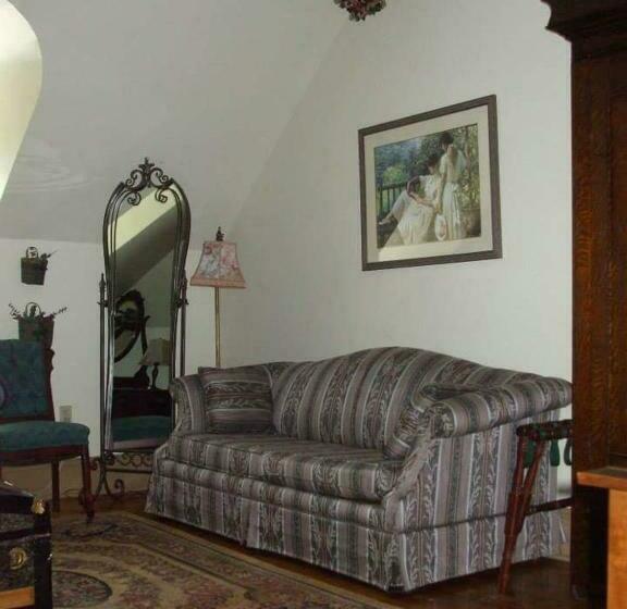 Quarto Estandar, Fitzroy Hall