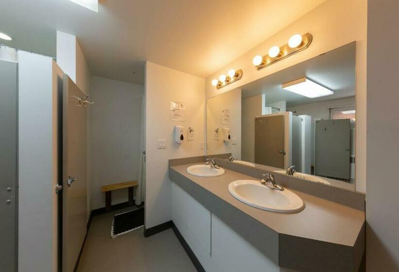Кровать в Общей Комнате, Hi Edmonton   Hostel
