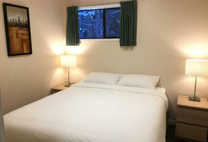 家庭套房, The Hitching Post Motel