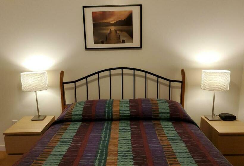 2间卧室的房子, The Hitching Post Motel