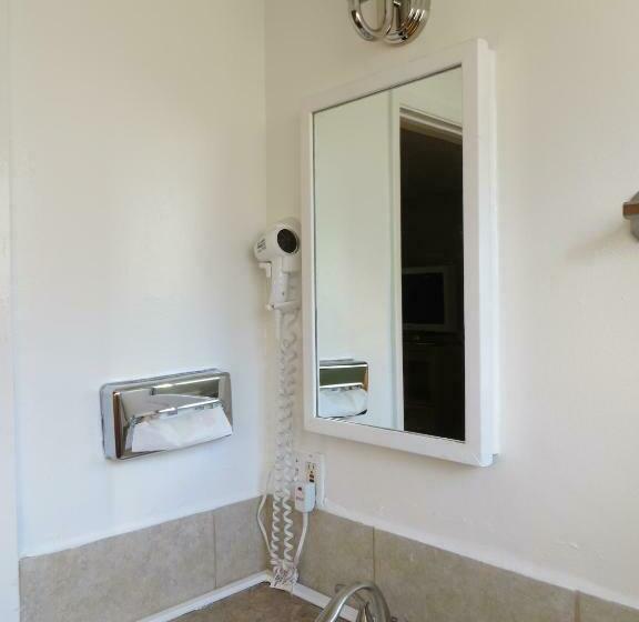 شقة غرفتين, Capri Motel