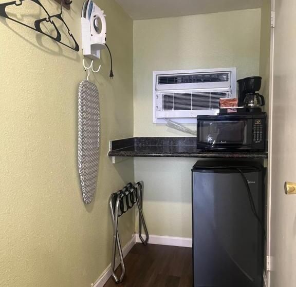 Номер Deluxe, American Inn   Grover Beach   Pismo Beach