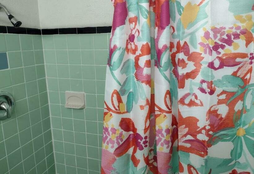 패밀리 룸, Davis Motel
