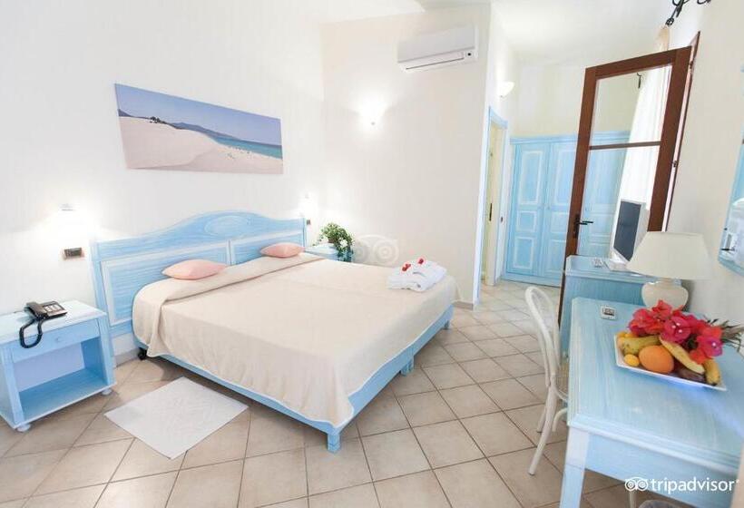 标准三人间, Porto Pino Club