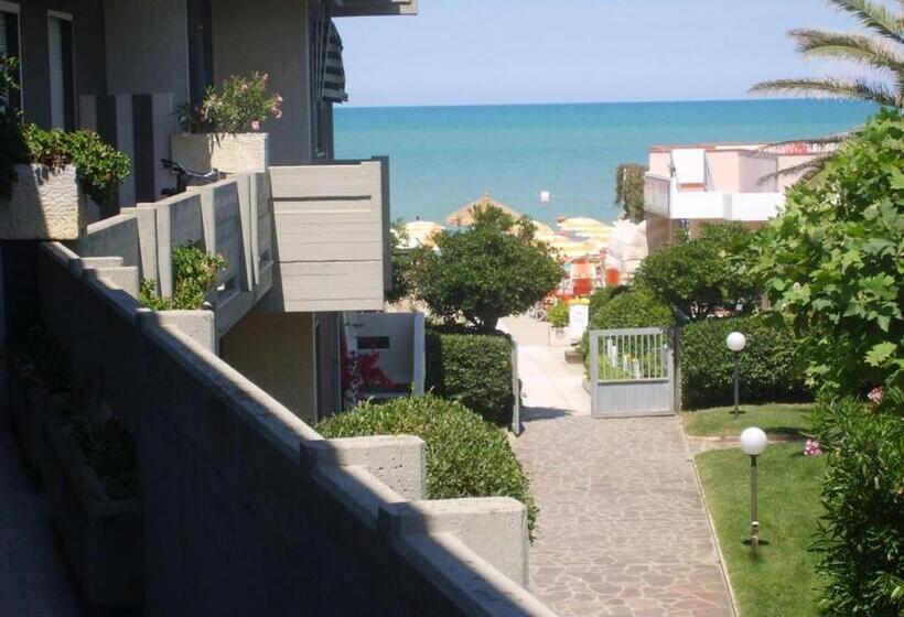 آپارتمان 1 خوابه با چشم‌انداز دریا, Trilocale In Residence Confinante Con La Spiaggia