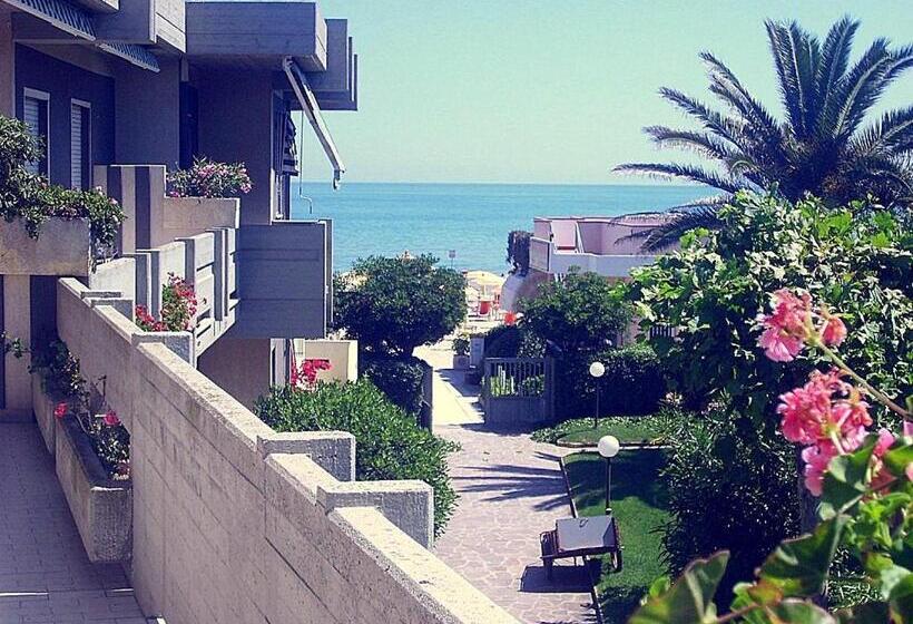 آپارتمان 1 خوابه با چشم‌انداز دریا, Trilocale In Residence Confinante Con La Spiaggia