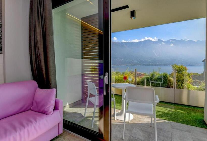 Suite with lake view, La Fiorita