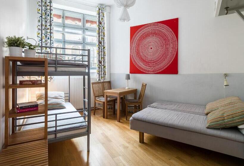 스탠다드 4인용 룸 공용 욕실, Castanea Old Town Hostel