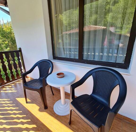 Трехместный Номер Стандарт с Балконом, Family Hotel Chiflik Hills