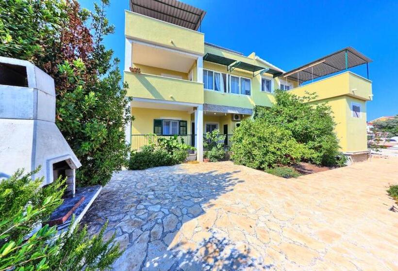 آپارتمان 4 خوابه, Apartments Cvita Holiday