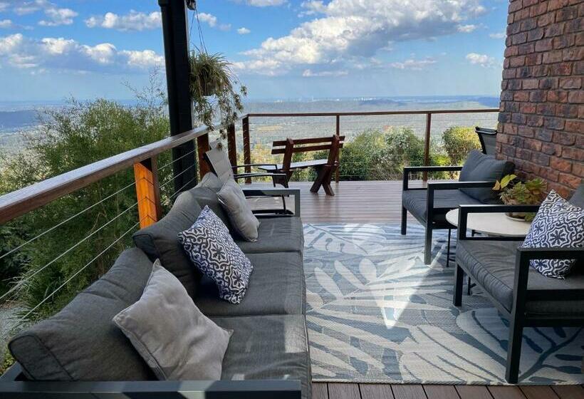 Дом 3 Спальни, The Hillside Retreat