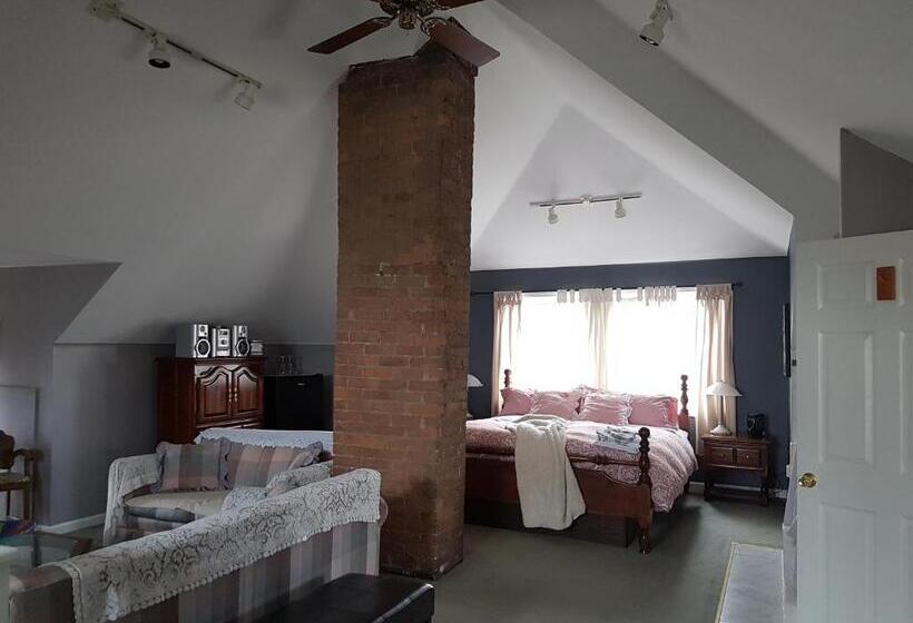 キングサイズベッドのスイートルーム, Ye Olde Walkerville Bed & Breakfast
