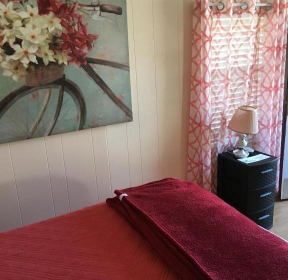 کابین, Crosswinds Motel