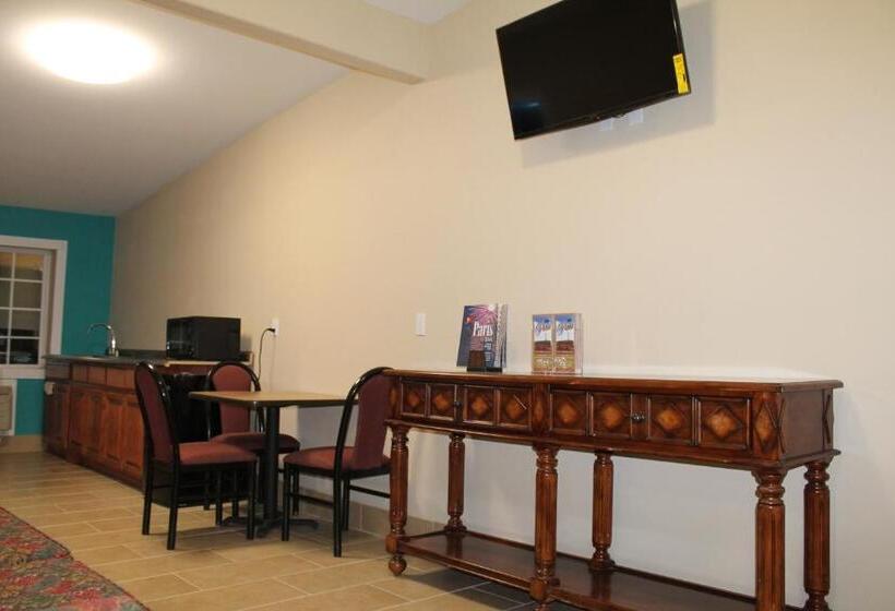 Трехместный Номер Deluxe, American Inn & Suites