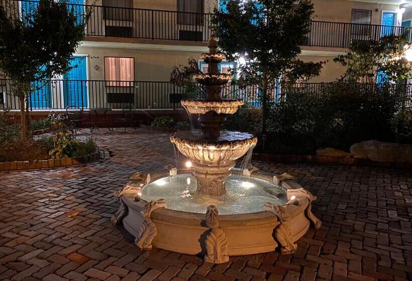 חדר משפחתי, Cascades Inn