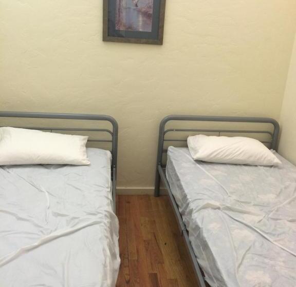 经济房, Treasure State Hostel