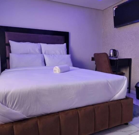 استودیوی لوکس, Duplessis Lodge