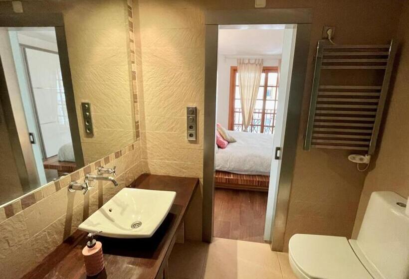 バルコニー付きスタンダードルーム, Ensuite Double Room With Balcony In Shared Apartment In Center Of Santa Eularia With Sea View And Cl