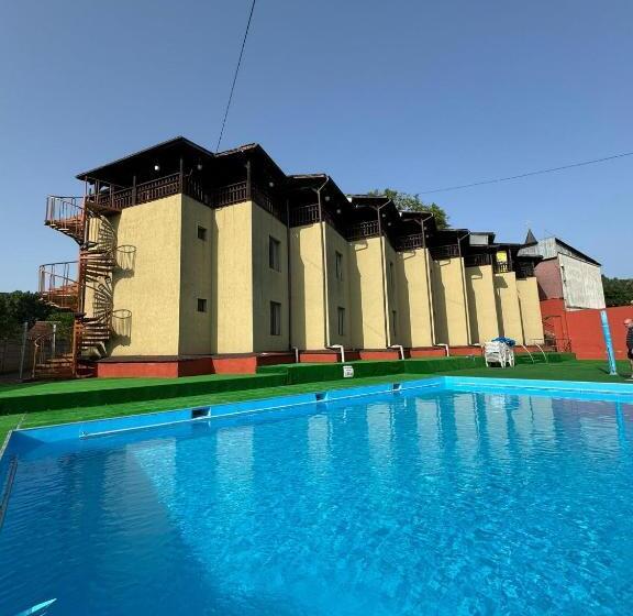 اتاق اکونومی, Alexandra