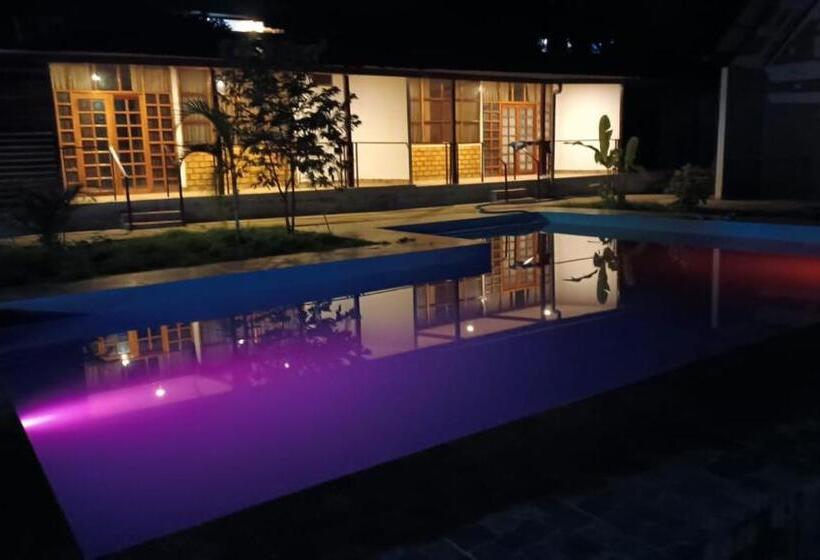 חדר סטנדרט לשלושה עם נוף לבריכה, Tiktoker Lodge