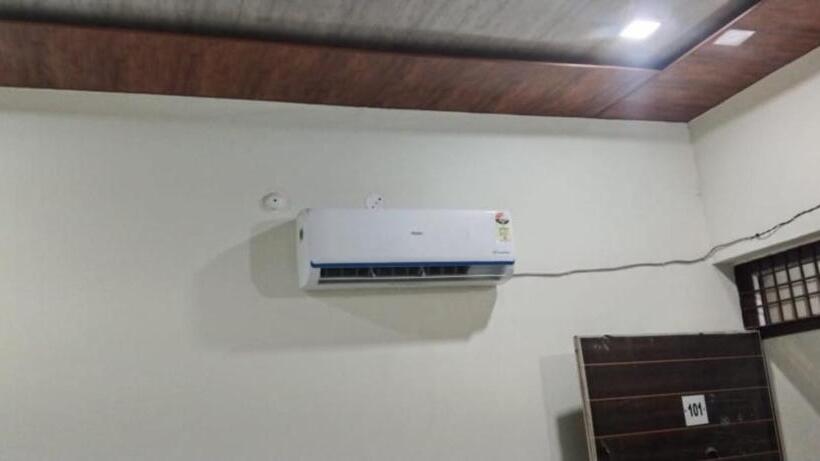 חדר דלוקס לארבעה, Goroomgo Kunj Residency Mathura Near Bus Stand   Parking Facility & Restrurant