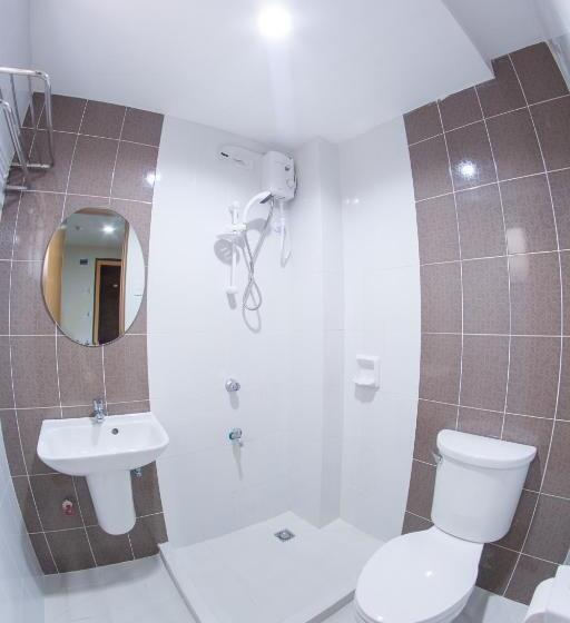 غرفة قياسية ثلاثية, Emerald Suites Cdo