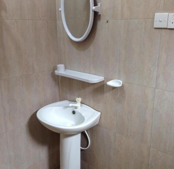 اتاق استاندارد سه نفره, Yal S Town Inn