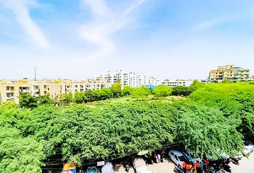 اتاق لوکس, Roomshala 173 Royal Inn Vinod Nagar