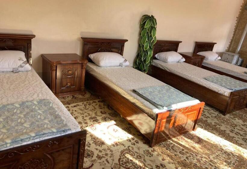 اتاق خانوادگی با چشم‌انداز باغ, Hostel Old Street