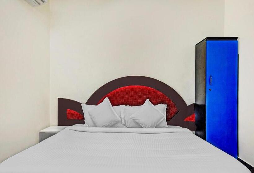 Quarto Deluxe, Fabhotel Neethu Residency   Nr Avm Film Studio