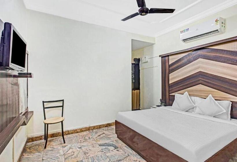 Quarto Deluxe, Fabhotel Neethu Residency   Nr Avm Film Studio