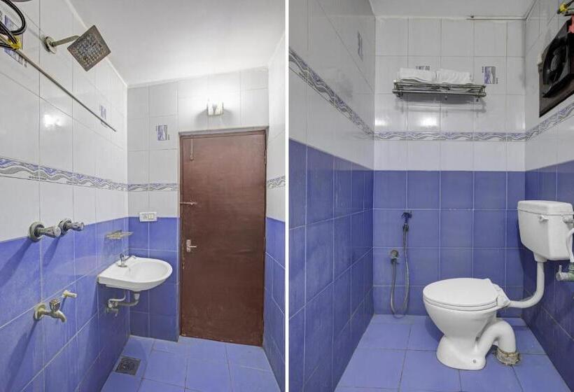 Quarto Deluxe, Fabhotel Neethu Residency   Nr Avm Film Studio