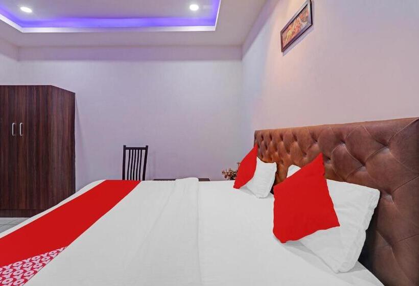 חדר קלאסי לשלושה, O Satya Shiv Inn