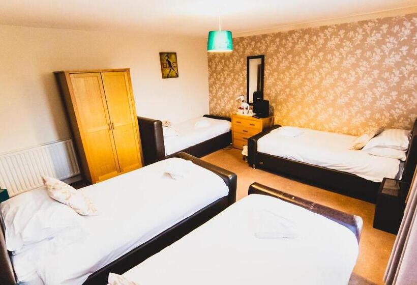 اتاق استاندارد چهار تخته, The Kings Arms