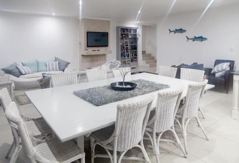 Вилла 3 Спальни с Бассейном, Peacehaven On Sea