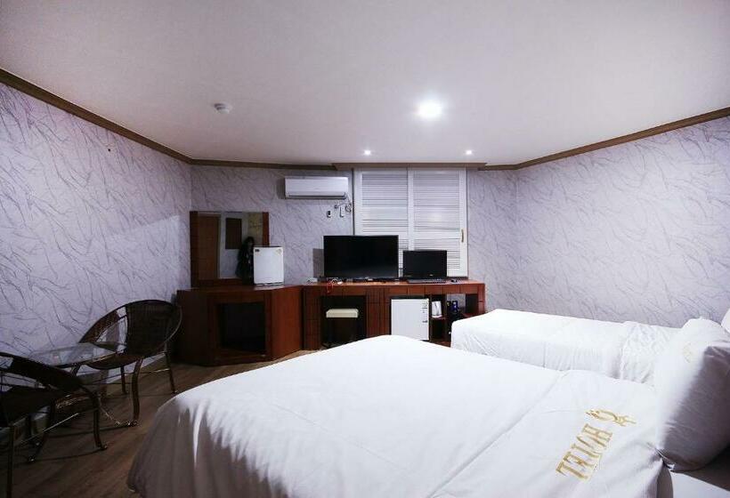 اتاق استاندارد سه نفره, Happy Q Motel