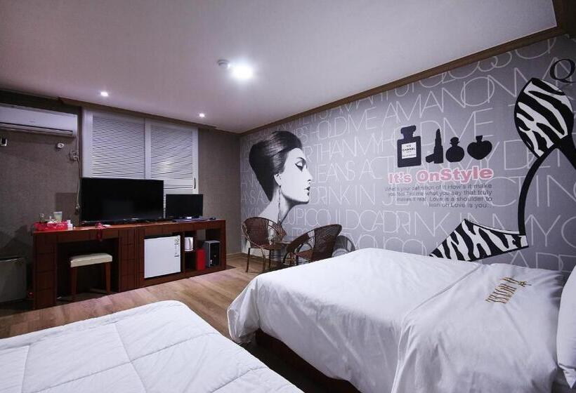 اتاق لوکس سه تخته, Happy Q Motel