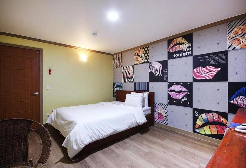 اتاق استاندارد, Happy Q Motel